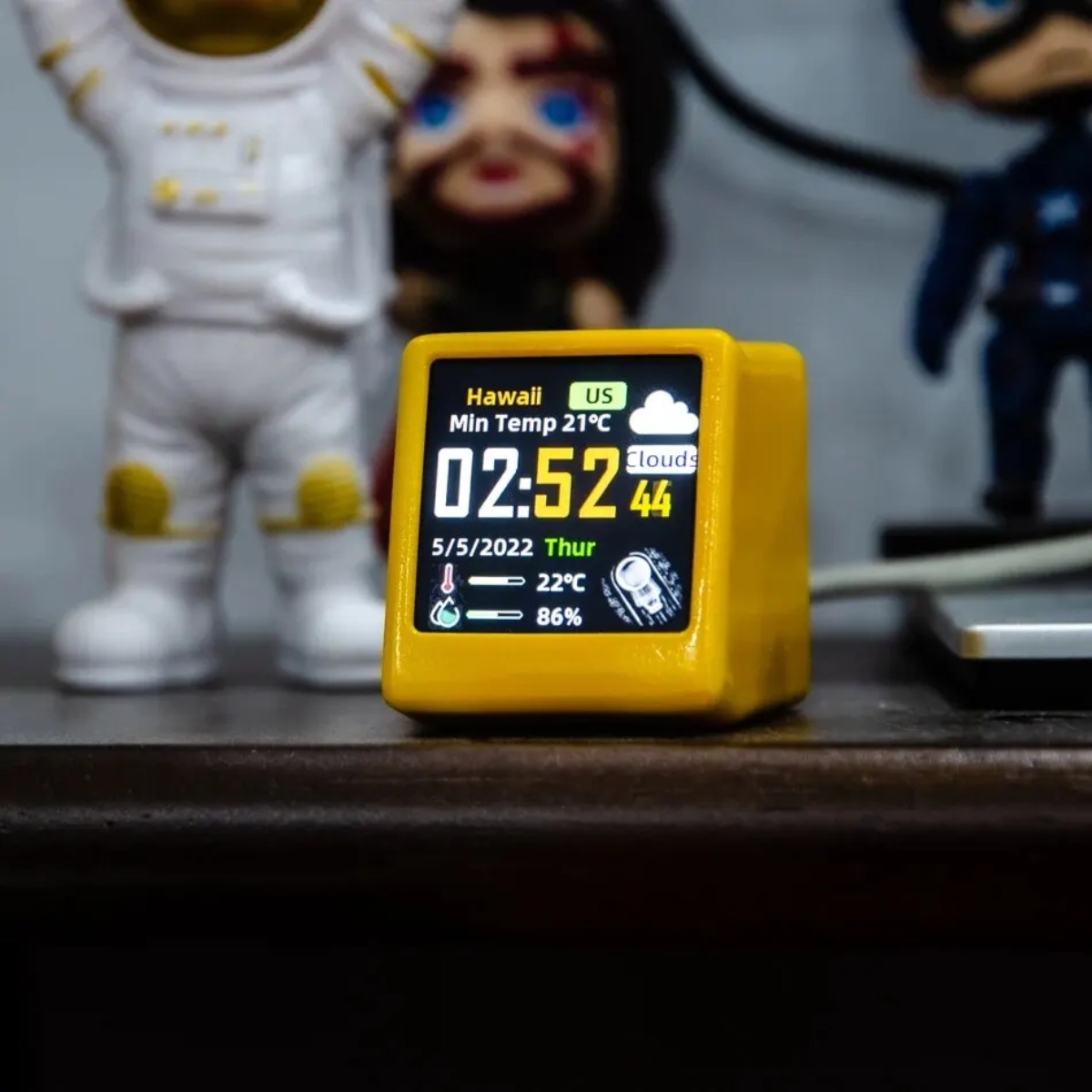Cool Office Tech Gadgets - 創造性あふれる超クールなミニWiFiデスクトップデジタル天気時計ステーション、IPS液晶画面付き、ホームオフィス装飾用ガジェット