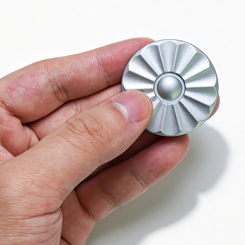 Cool Office Tech Gadgets - 花びら型磁気ハプティックコイン フィジェットスライダー ストレス解消 不安症 ADHD EDC